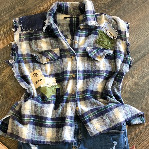 Top Flanel Shirt sleeveless and Upcycled - Picture 1 of 13